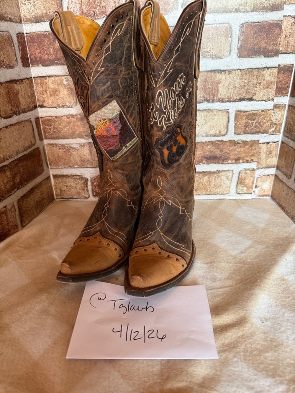 Old Gringo Brown kicks on route 66 - Picture 3 of 13